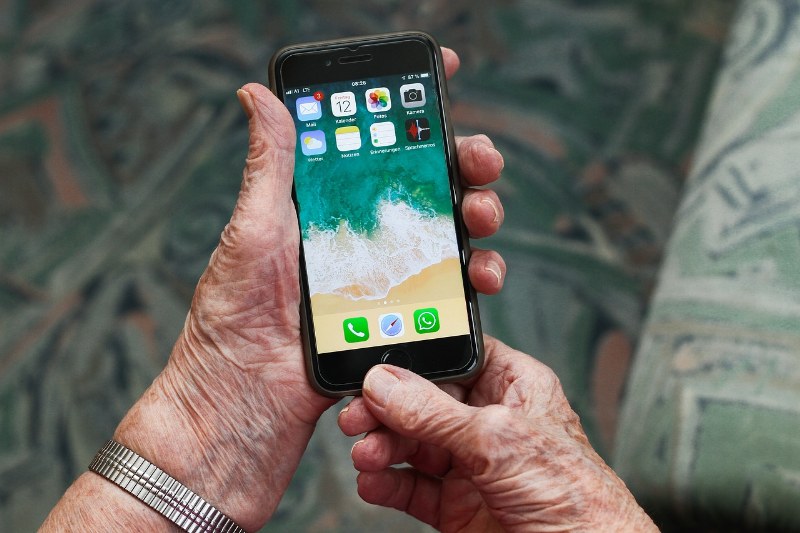 Anziani e smartphone – generazione850_800x533